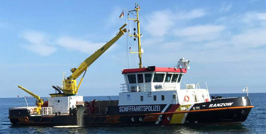 Popcorn is poured into the Bay of Mecklenburg from the "Ranzow" to simulate the oil slick, photo: Bundeswehr/Henning Baumeister