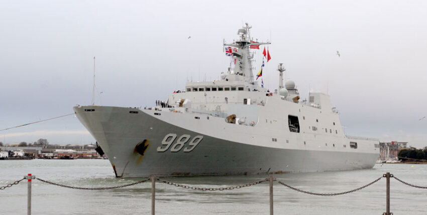 Chinese-989-leaving-in-Portsmouth-(Royal-Navy)