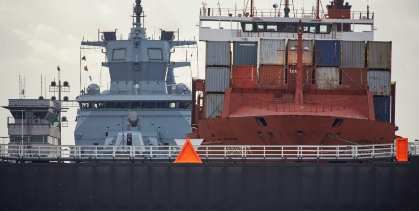 Fregatte der Klasse F 125 mit Containerschiff