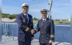 Foto: Ehemaligen Kommandanten Fregattenkapitän Rico Geisler und (r.) dem neuen Kommandanten Fregattenkapitän Berndt Kniebusch (l.).