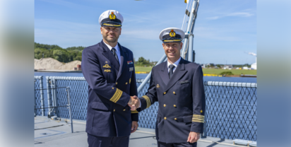Foto: Ehemaligen Kommandanten Fregattenkapitän Rico Geisler und (r.) dem neuen Kommandanten Fregattenkapitän Berndt Kniebusch (l.).