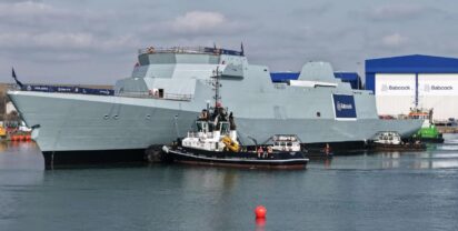 Foto: Erstwasserung HMS ACTIVE im März 2026. Babcock