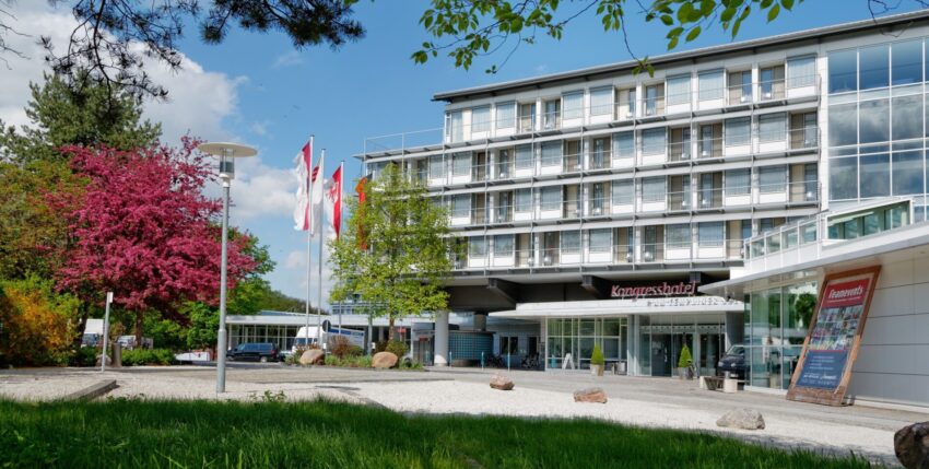Kongresshotel Potsdam Außenansicht Frühling