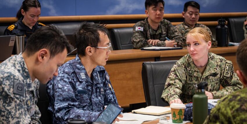 Japanische und amerikanische Soldaten bei einer Besprechung zur Vorbereitung von Rimpac 2024 in San Diego, Foto: US Navy/Lily Gebauer