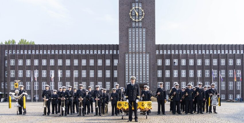 The Wilehlmshaven Naval Music Corps in front of Wilhelmshaven Town Hall, Photo: Deutsche Marine