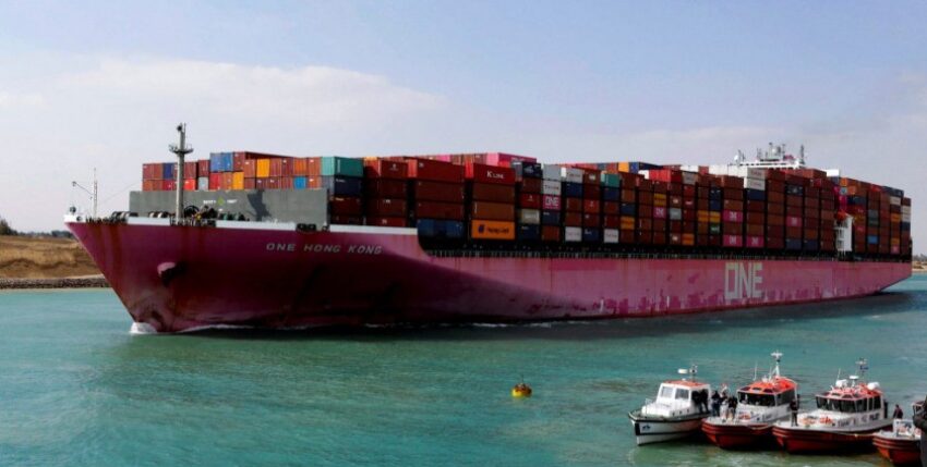Schiffscontainer sind auf einem Schiff von Ocean Network Express (ONE) zu sehen, das sich durch den Suezkanal in Suez, Ägypten, bewegt, Foto: gcaptain.com