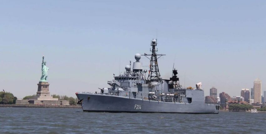 Deutsche Fregatte Lübeck der Bremen-Klasse (F 122) auslaufend New York 2009. Foto: Bundeswehr