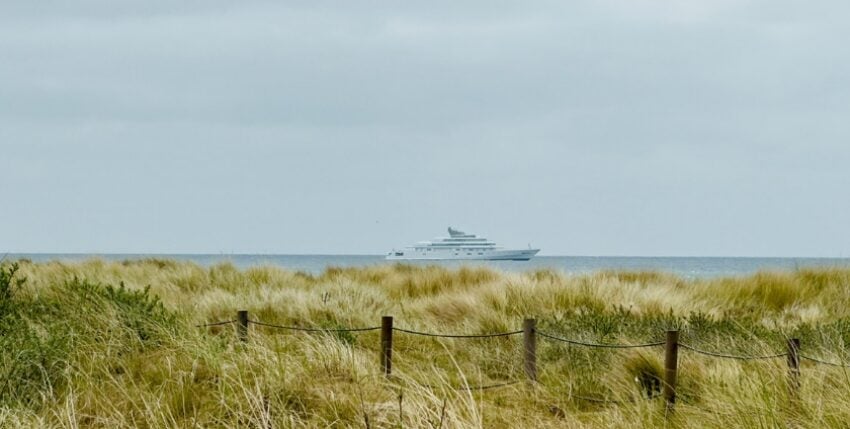 Die Megayacht Rising Sun vor der Düne in Helgoland, Foto: Michaela Savasogan