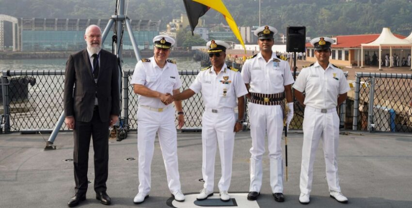 Der deutsche Generalkonsul, Achim Fabig (l.), begrüßt zusammen mit Vertretern der indischen Marine den Verbandskommandeur, Flottillenadmiral Helge Risch (2.v.l.), stellvertretend für die deutschen Marineschiffe, Foto: Bundeswehr/Leon Rodewald