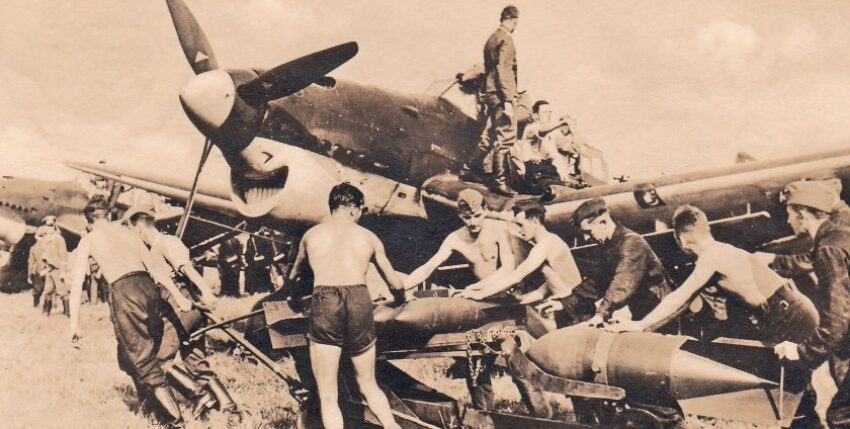 Stukas are loaded with bombs, photos: Archive Dr Nehring