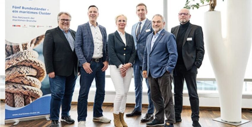 MCN-Vorstand: V. l.: Holger Ritter (DRYNET), Frank Nicolai (Moore BRL), Kerstin Broocks (Guideline), Prof. Bastian Gruschka (Hochschule Bremen, blueMEC), Hans-Georg Tschupke (Die Senatorin für Wirtschaft, Häfen und Transformation Bremen), Oliver Schinzel (HSM). Foto: Karlis Behrens