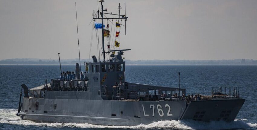 Landungsboot "Lachs" mit Besatzung in Passieraufstellung, Foto: Daniel Angres