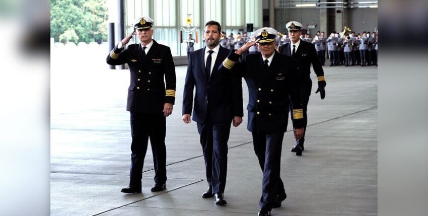 MdB Schneider, KptzS Ottmüller und Vizeadmiral Lenski beim Abschreiten der Front, Foto: hsc