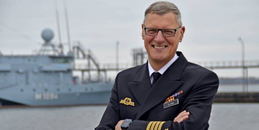 Kapitän zur See Oliver Jülke verlässt die MTS Parow, Foto Quelle: Marine