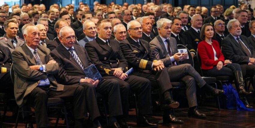 In the front row, former inspectors Wolfgang Nolting, Hans Lüssow and Lutz Feldt frame Vice Admiral Jan Kaack and the guests of honour, photo: Nico Theska