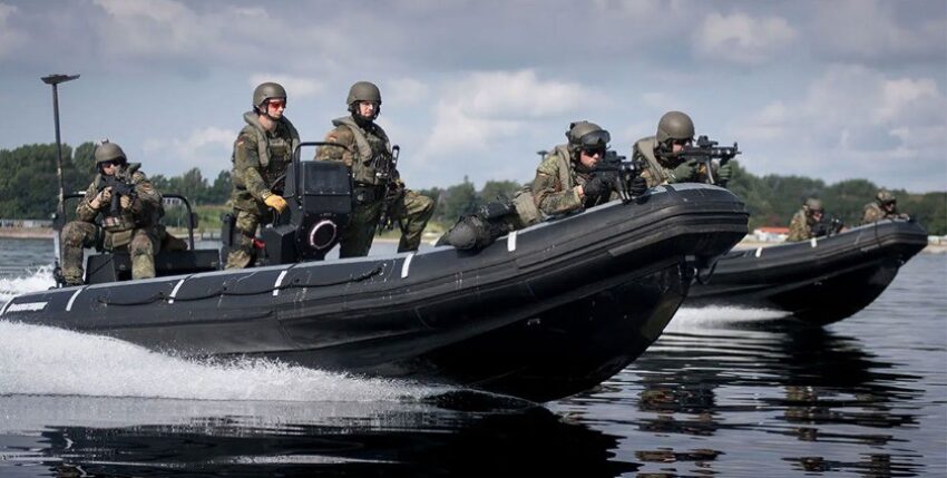 Soldaten fahren mit einem Speedboot durch die Eckernförder Bucht im Rahmen vom Training der Bordeinsatzkompanie (BEK) der Marine in Eckernförde, am 28.08.2017.