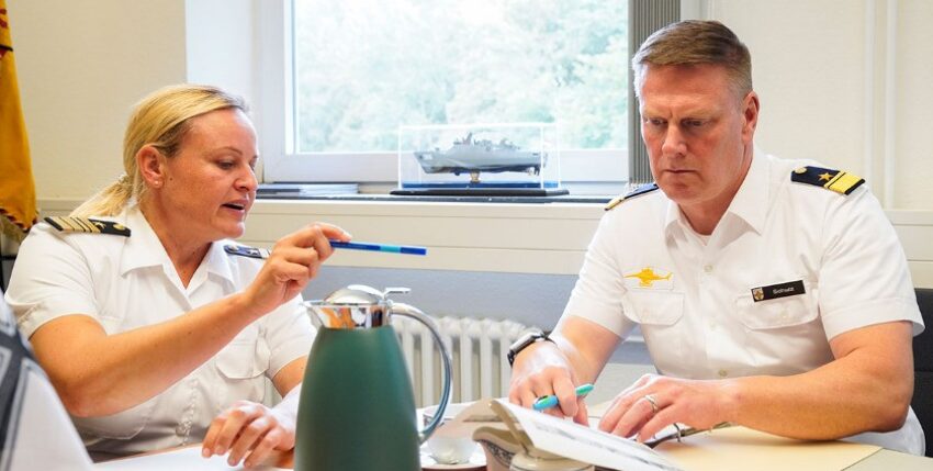 Fregattenkapitän Franziska Milde, Personalstabsoffizierin der Einsatzflottille 2, im Gespräch mit ihrem Kommandeur, Flottillenadmiral Axel Schulz, Foto: Bw/Leon Rodewald