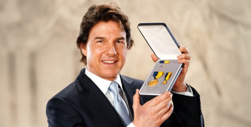 Tom Cruise with the US Navy Distinguished Public Service Award. Photo: Alamy