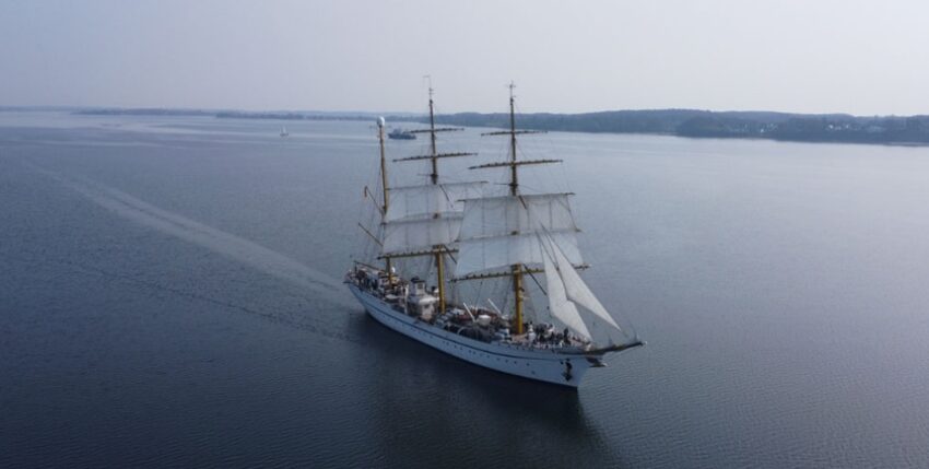 „Gorch Fock“ 2022 unter Segeln. Foto: Sascha Gniosdorz, CC BY 4.0