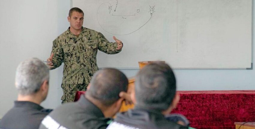 Der Senior Chief Petty Officer Matthew Kuttenkuler liefert bulgarischen Seeleuten während der Übung Breeze 2022, 14. Juli 2022, in Varna, Bulgarien, einen kurzen Überblick über die Verfahren zur Reaktion auf schwimmende Minen in den USA. Foto: Erika Kugler/U.S. Navy, www.stripes.com