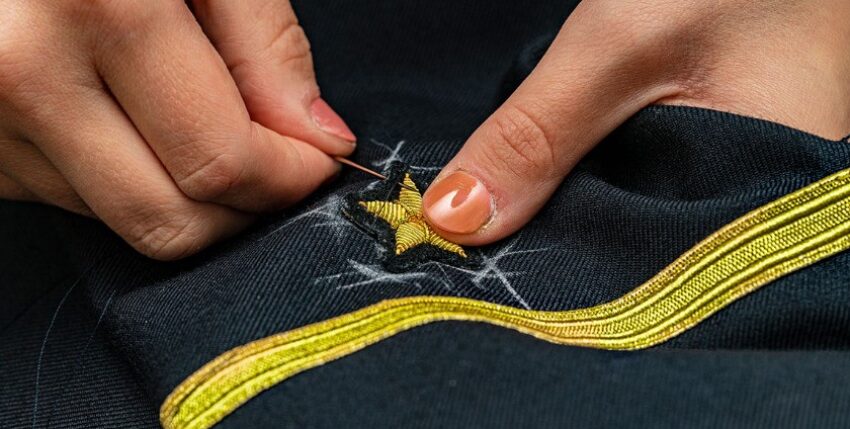 Die Herstellung von Uniformen ist Handarbeit, Foto: Daniel Angres