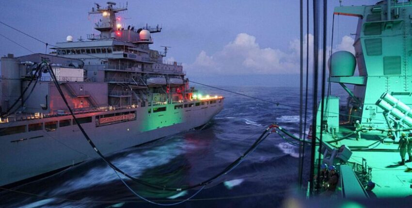 RAS at night: Frigate "Baden-Württemberg" and EGV "Frankfurt am Main". Photo: Bundeswehr/Theska