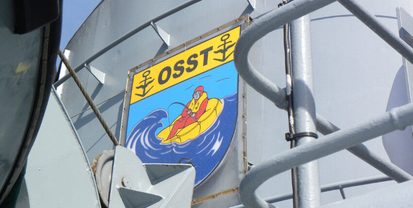 MFO Header Beitrag 840x428 px – 122 Wappen des Open Sea Survival Trainings an Bord der Wangerooge, Foto: Roland Stern