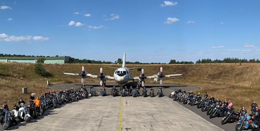 Boss Hoss meets naval aviators: with horsepower on land and in the air, photo: hsc