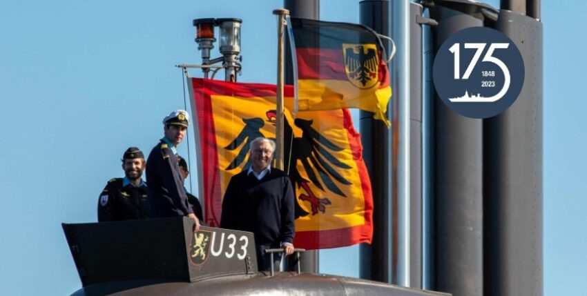 Embarked on U33 - Federal President in front of his standard. Photo: Michael Nitz