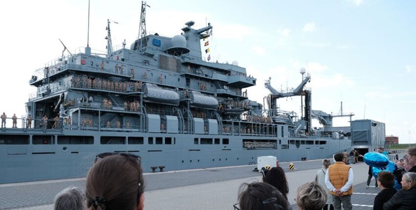 BONN Das Schiff macht fesat, Foto: ￼￼Holger Schlüter