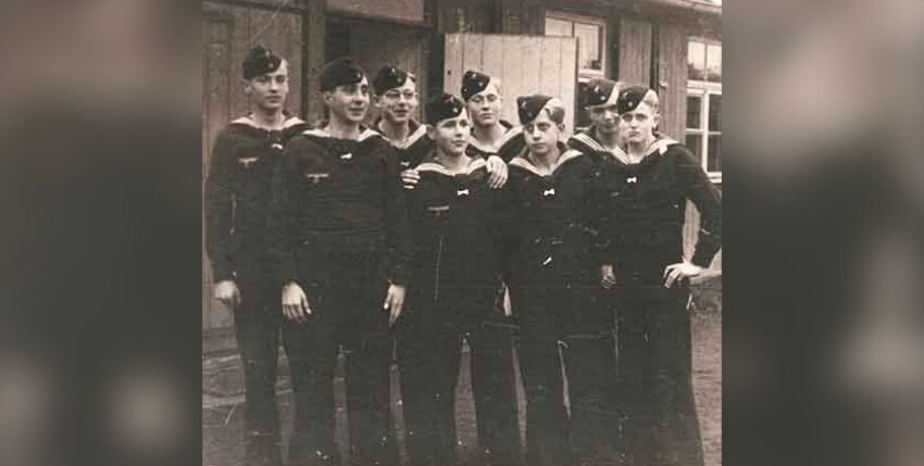 1944: The anti-aircraft helper Hans Krohn (3rd from left) with schoolmates from the Hebbel School in naval uniform. Photo by Hans Krohn.