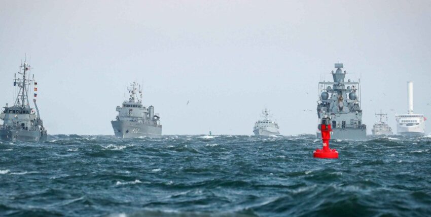 The corvette Oldenburg passes units of SNMCMG 1, Photo: Bw/Nico Theska