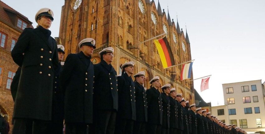 Public swearing-in ceremony as a symbol of loyal service, photo: Bw/Steve Back