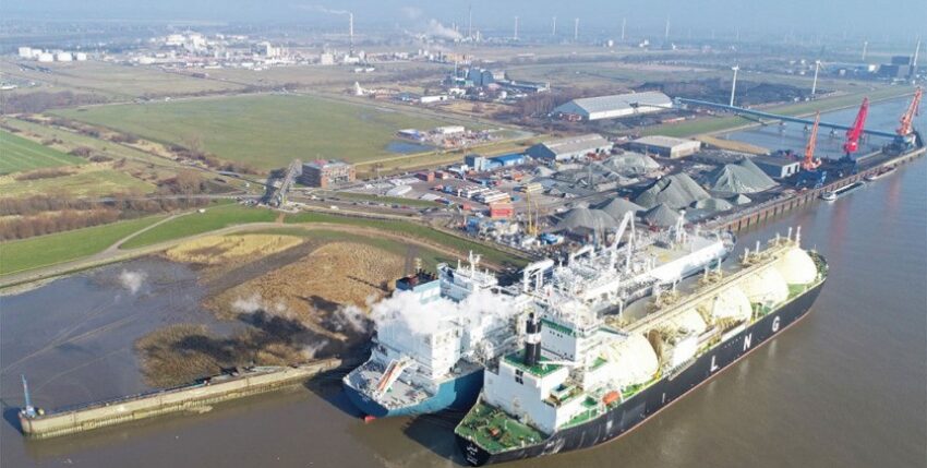 Der LNG-Tanker „ISH" liegt seit gestern neben der Floating Storage and Regasification Unit (FSRU) „Hoegh Gannet" im Brunsbütteler Elbehafen, Foto: Brunsbüttel Ports