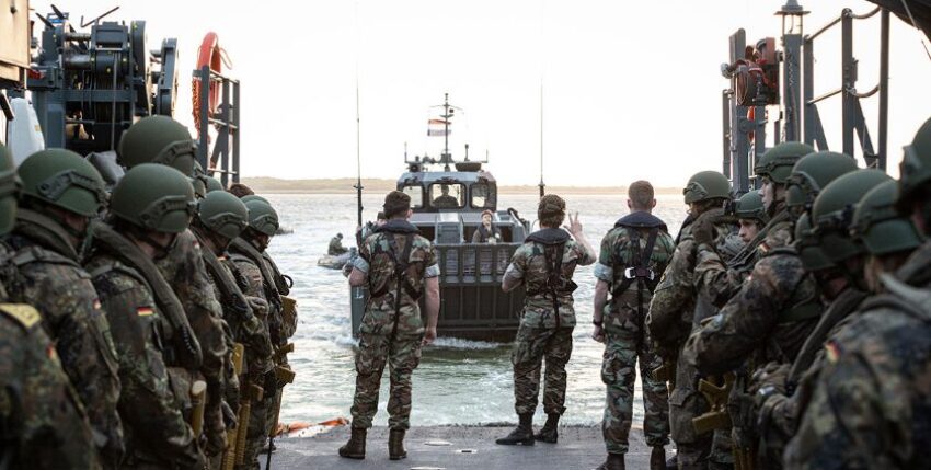 Soldiers of the German sea battalion on board a Dutch landing craft, photo: Bw/Nico Theska