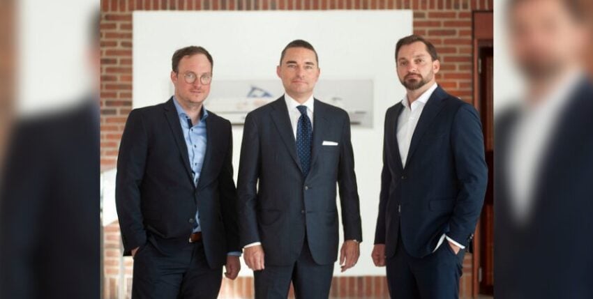 Lars Windhorst, Gesellschafter der FSG-Nobiskrug (M.), mit Robert Fischer von Mollard (r.), neuer Geschäftsführer der beiden Unternehmen, und Michel Bollmann (l.), neuer Technischer Leiter, Foto: FSG/Marianne Lins