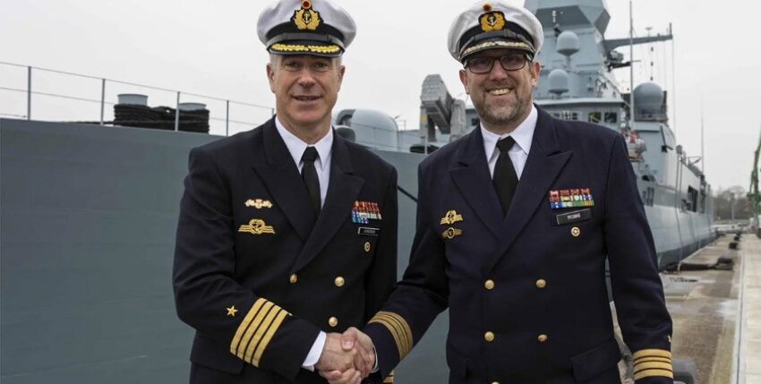 In front of the frigate "Hessen": Captain Jürgensen, left and right Frigate Captain Pfennig. Photo: Bundeswehr/L.Rodewald