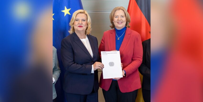 Eva Högl hands over the Annual Report 2022 to Bundestag President Bärbel Bas, Photo: DBT/Thomas Imo/photothek