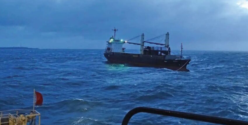 Havarist "Royal II" on the hook of the "Nordic". Photo: WSV/Havariekommando