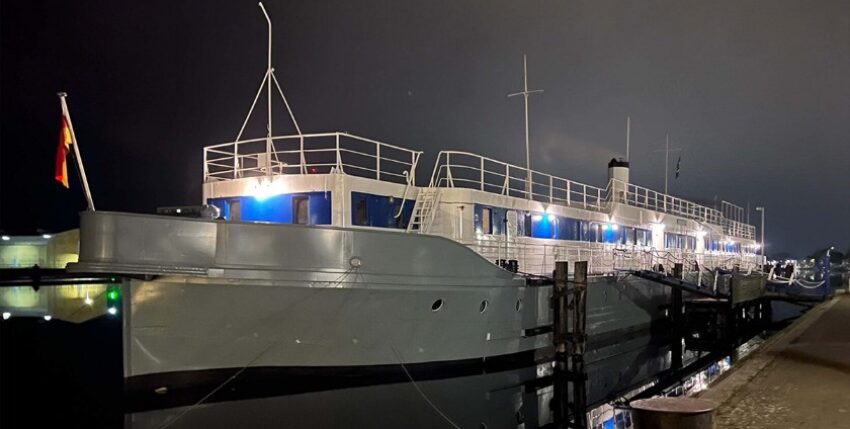 MFO Header Beitrag 840x428 px – 66 Restauriertes Hostelschiff "Arcona" bei Nacht. Foto: MK Whv