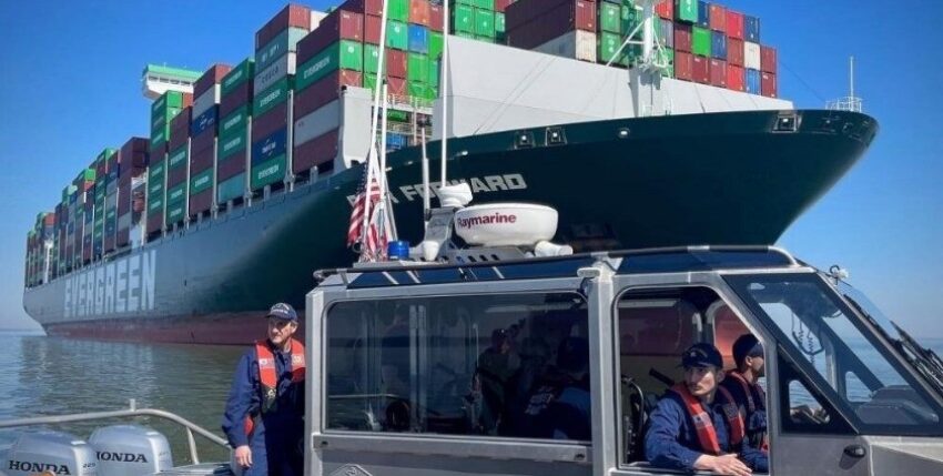 Das Containerschiff Ever Forward der Reederei Evergreen. https://swzmaritime.nl/