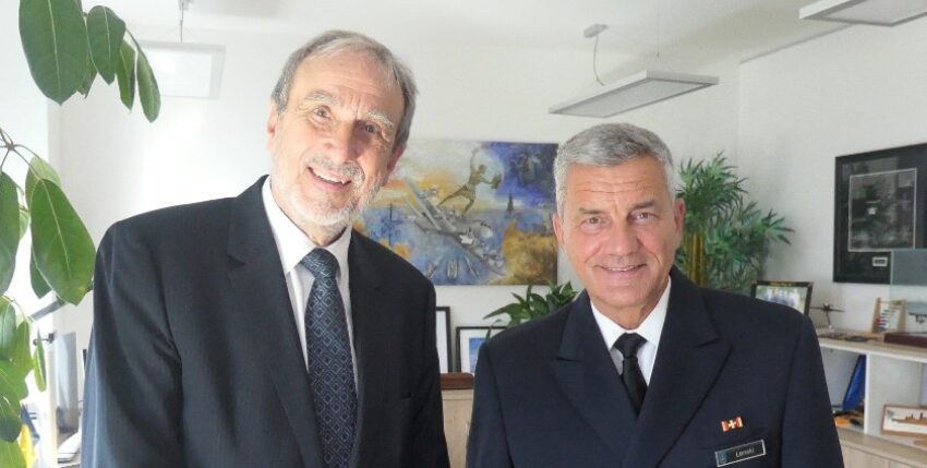 Vizeadmiral Frank Lenski (r.) im Gespräch mit Redakteur Hans-Uwe Mergener, Foto: hum