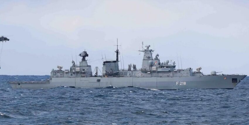 On-board helicopter Sea Lynx with external load approaching frigate F 218 Mecklenburg-Vorpommern, Exercise Heimdall 2022, North Sea off Norway. Photo: Bundeswehr/J.Kelm