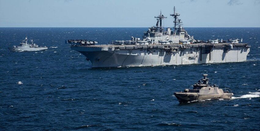 MFO Header Beitrag 840x428 px – 72 USS Wasp flankiert vom finnischen Raketenschnellboot Tornio (v.) und dem Minenleger Hämeenmaa, Foto: US Navy
