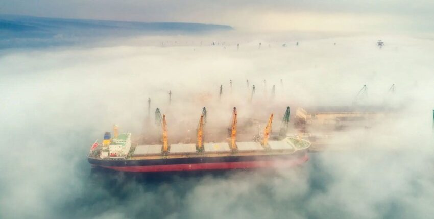 Industriekran lädt Container in einem Frachtschiff.