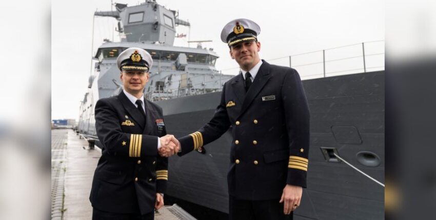 MFO header post 840x428 px - 78 The current commander of F125 Crew Charlie, frigate captain Stefan Rappelt (left) and the future commander, Bogislav-Jesko von Puttkammer in front of the frigate "Nordrhein-Westfalen", photo: Bundeswehr