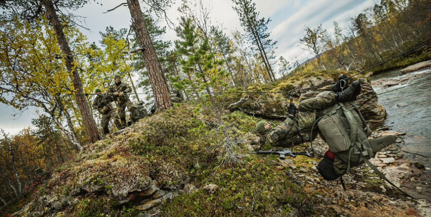 Ein Marineinfanteriesoldat des Seebataillons übt eine Gewässerüberquerung, Foto: Bw/Jana Neumann
