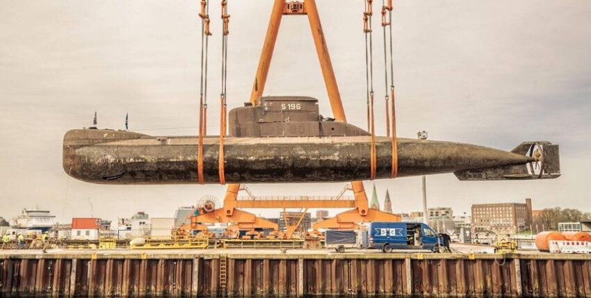 U17 on its way by air to the dry dock. Photo: Technikmuseum Speyer Sinsheim