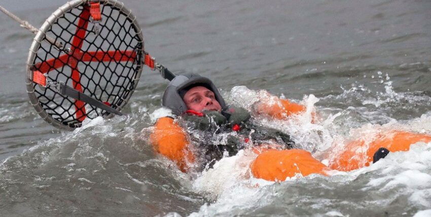 Realistische Übung zum Umgang mit den persönlichen Rettungsmitteln, Foto: Bw/Kim Couling