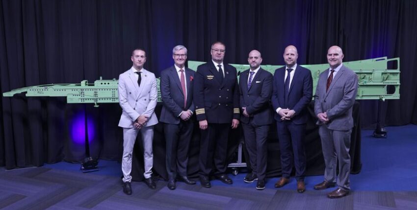 v.l.n.r.: Stephen Schmidt (Boeing), Alan Carson (ESG Elektroniksystem- und Logistik-GmbH, FKpt Björn Malmus (BAAINBw), David Barnes (Boeing), Michael von Puttkamer (Lufthansa Technik), Matt Kaslik (Boeing). Foto: Boeing.